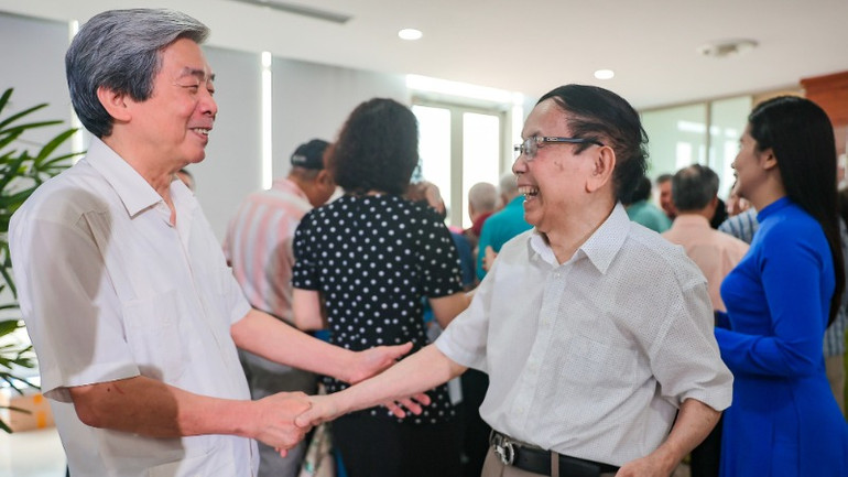 Những khoảnh khắc gặp gỡ xúc động. (Ảnh: Hoài Nam/Vietnam+) Những khoảnh khắc gặp gỡ xúc động. (Ảnh: Hoài Nam/Vietnam+)