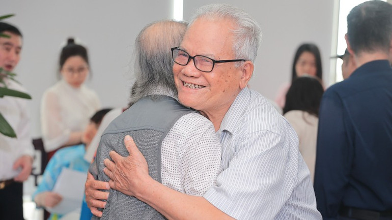 Những khoảnh khắc gặp gỡ xúc động. (Ảnh: Hoài Nam/Vietnam+) Những khoảnh khắc gặp gỡ xúc động. (Ảnh: Hoài Nam/Vietnam+)