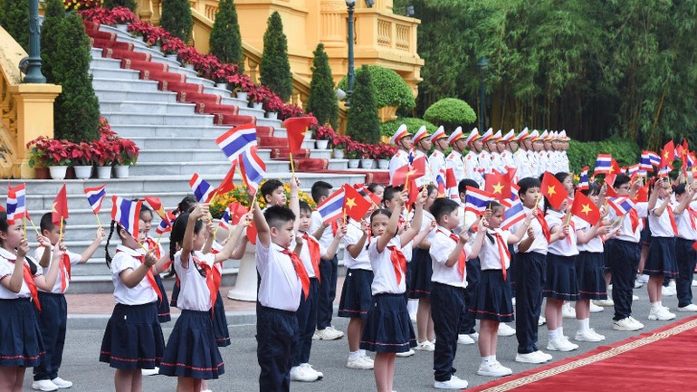 Các cháu thiếu nhi vẫy chào hai Thủ tướng.