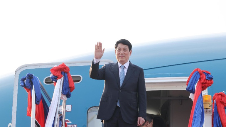 Chủ tịch nước Lương Cường tại sân bay quốc tế Wattay, thủ đô Vientiane, Lào.