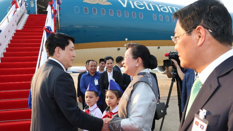 Chủ tịch nước Lương Cường tại sân bay quốc tế Wattay, thủ đô Vientiane, Lào.