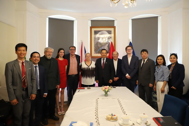 Cán bộ, đảng viên Đại sứ quán và các cơ quan đại diện chụp ảnh lưu niệm với lãnh đạo các đảng Cộng sản Anh. (Ảnh: Phong Hà/TTXVN)