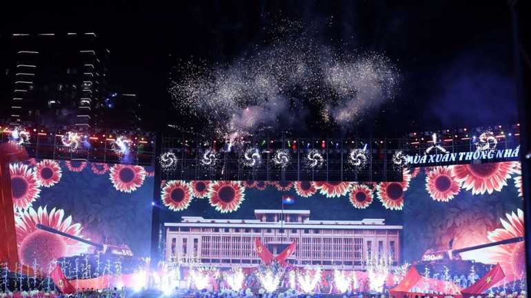 Chương trình được kết cấu làm 3 chương: Chương 1 “Nỗi đau chia cắt và con đường thống nhất”; Chương 2 “Mùa Xuân hòa bình” và Chương 3 “Mùa Xuân của kỷ nguyên mới.” (Ảnh: Thống Nhất/TTXVN) Chương trình được kết cấu làm 3 chương: Chương 1 “Nỗi đau chia cắt và con đường thống nhất”; Chương 2 “Mùa Xuân hòa bình” và Chương 3 “Mùa Xuân của kỷ nguyên mới.” (Ảnh: Thống Nhất/TTXVN)