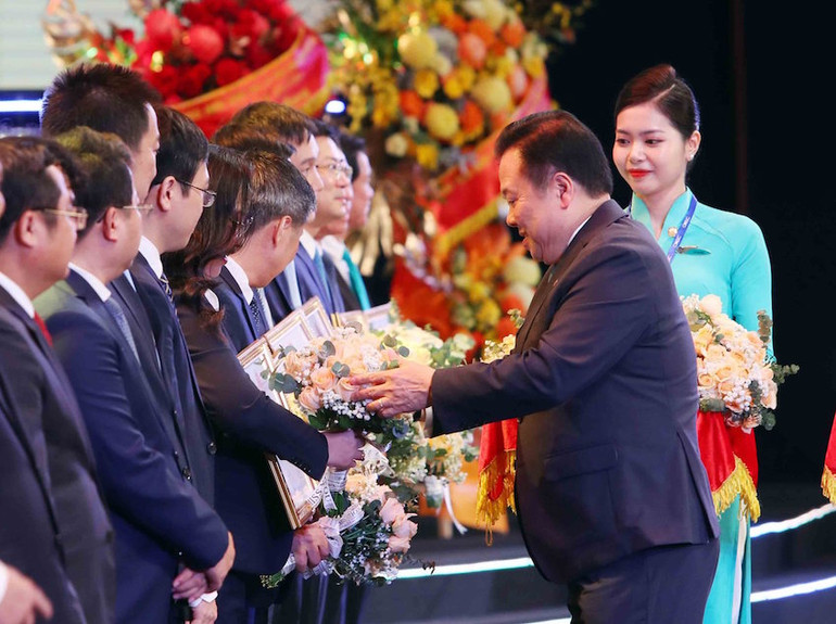 Chủ tịch Ủy ban Quản lý vốn nhà nước tại doanh nghiệp Nguyễn Hoàng Anh tặng hoa cho tổ chức, cá nhân được khen thưởng. Ảnh: TTXVN Chủ tịch Ủy ban Quản lý vốn nhà nước tại doanh nghiệp Nguyễn Hoàng Anh tặng hoa cho tổ chức, cá nhân được khen thưởng. Ảnh: TTXVN