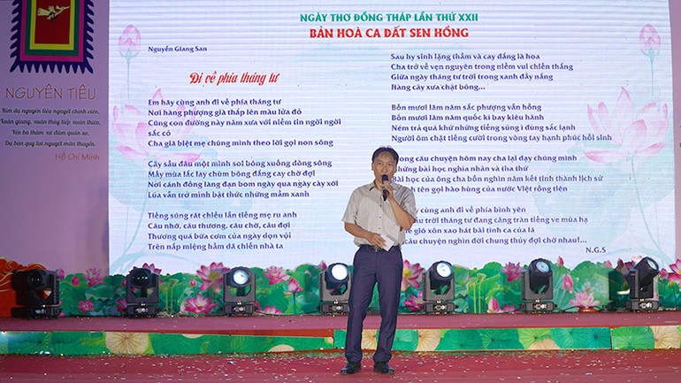 Tác giả Nguyễn Giang San trình bày bài thơ “Đi về phía tháng tư”. Ảnh: HỮU NGHĨA