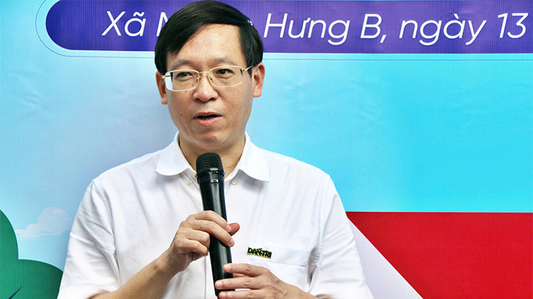 Nhà báo Nguyễn Xuân Toàn, Phó Tổng Biên tập báo Dân trí phát biểu tại buổi lễ trao nhà.