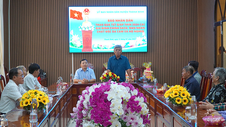 Đại diện Báo Nhân Dân phát biểu tại buổi trao quà. (Ảnh: HỮU NGHĨA)