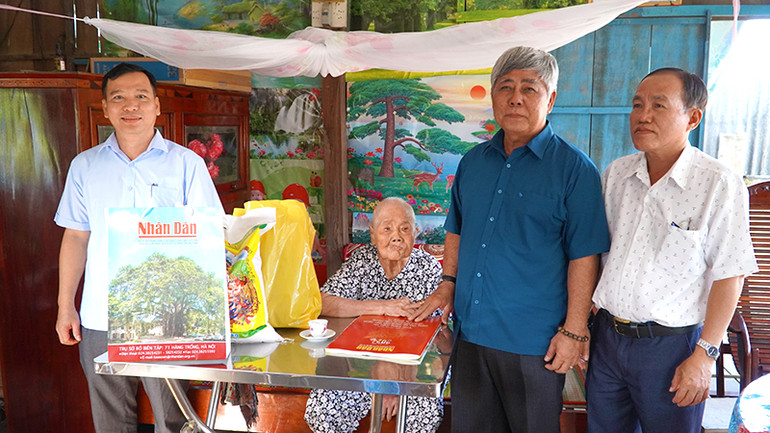 Đại diện Báo Nhân Dân, Sở Lao động-Thương binh và Xã hội tỉnh Đồng Tháp cùng lãnh đạo huyện Thanh Bình trao quà Tết đến mẹ Việt Nam Anh hùng Nguyễn Thị Dãnh. (Ảnh: HỮU NGHĨA)