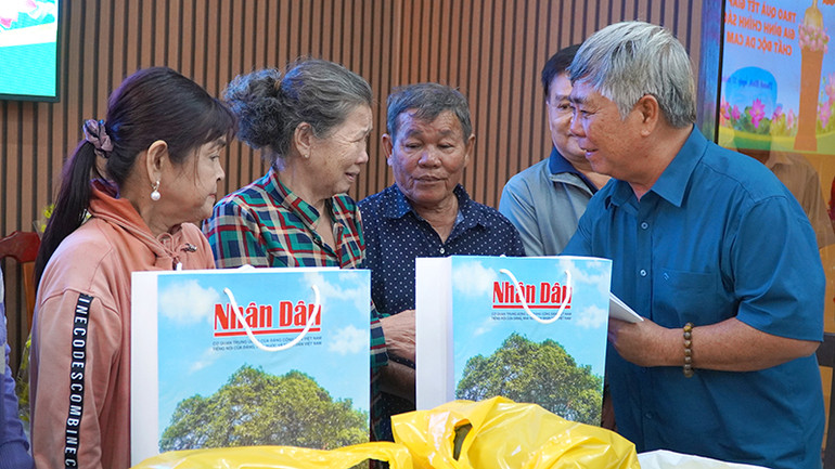 Đại diện Báo Nhân Dân trao quà Tết đến các gia đình chính sách, hộ nghèo... tại huyện Thanh Bình. (Ảnh: HỮU NGHĨA)