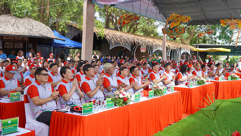 Đại biểu tham dự chương trình công bố đề án.