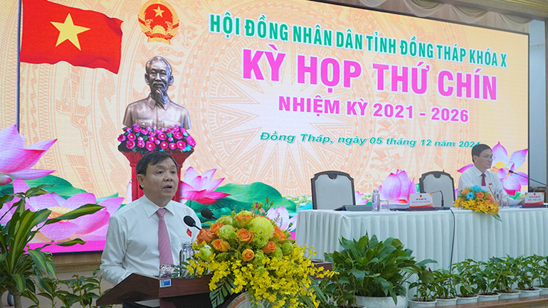 Phó Bí thư Thường trực Tỉnh ủy, Chủ tịch Hội đồng nhân dân tỉnh Đồng Tháp Phan Văn Thắng phát biểu tại kỳ họp.