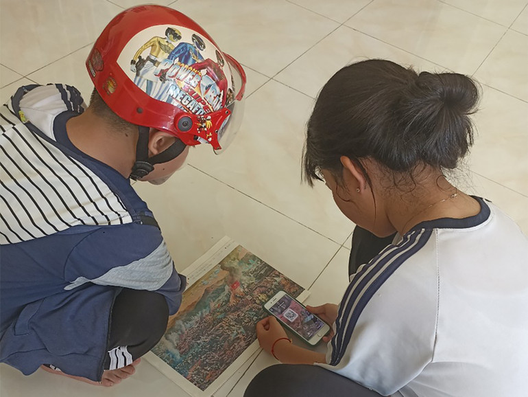 Học sinh Trường tiểu học Mỹ Ngãi, xã Mỹ Ngãi, thành phố Cao Lãnh trải nghiệm tranh được cô giáo chụp lại gửi cho chúng tôi xem.