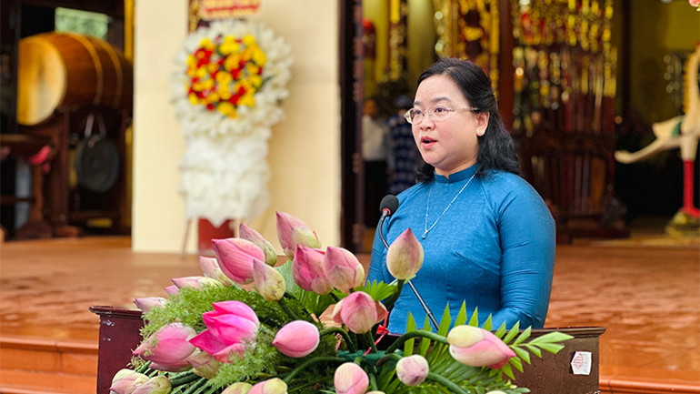 Bà Huỳnh Thị Hoài Thu, Giám đốc Sở Văn hóa, Thể thao và Du lịch tỉnh Đồng Tháp, Trưởng Ban tổ chức Lễ tưởng niệm, phát biểu.