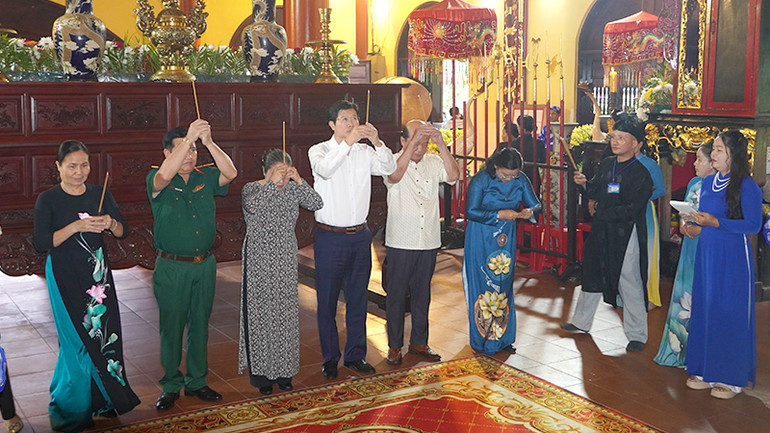 Lãnh đạo tỉnh Đồng Tháp và huyện Tháp Mười dâng hương, phẩm vật.