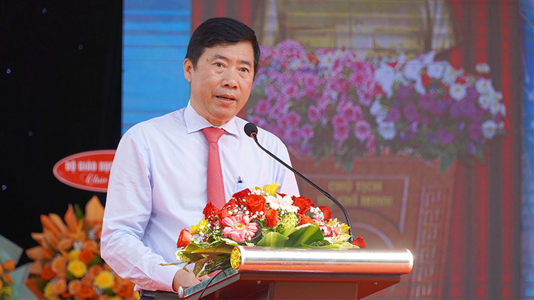 Chủ tịch Ủy ban nhân dân tỉnh Đồng Tháp Phạm Thiện Nghĩa phát biểu tại lễ khai giảng. (Ảnh: HỮU NGHĨA)