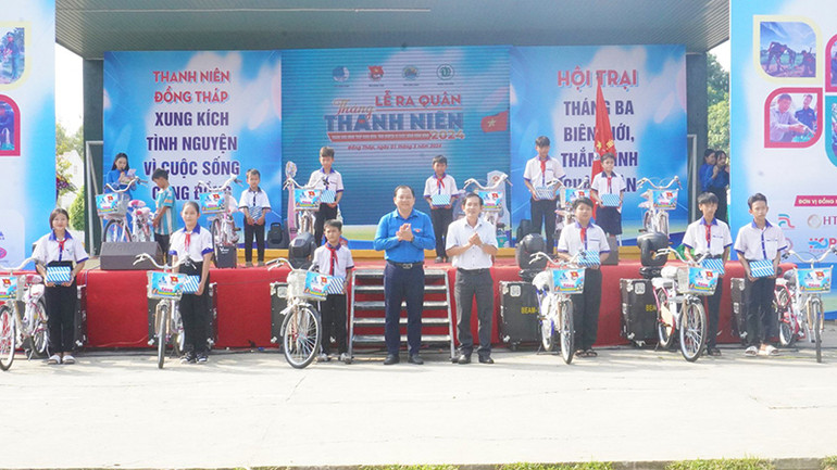 Trao tặng xe đạp đến học sinh.