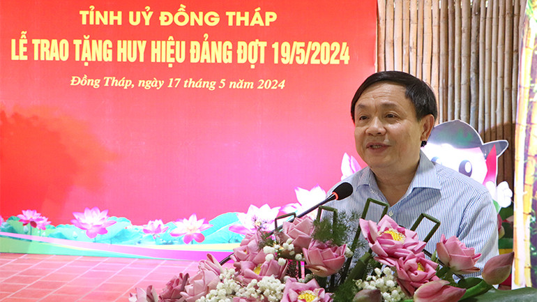 Phó Bí thư Thường trực Tỉnh ủy Đồng Tháp Phan Văn Thắng phát biểu tại lễ trao tặng Huy hiệu Đảng.