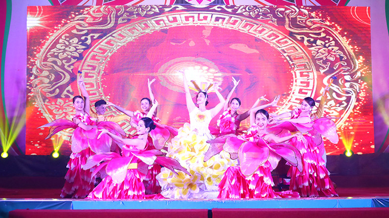 Một tiết mục biểu diễn nghệ thuật tại ngày hội.