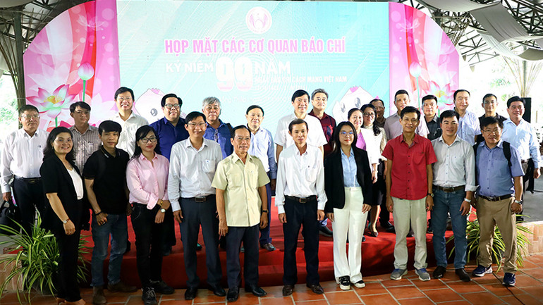 Lãnh đạo tỉnh Đồng Tháp chụp ảnh lưu niệm cùng các nhà báo, phóng viên tại buổi họp mặt.