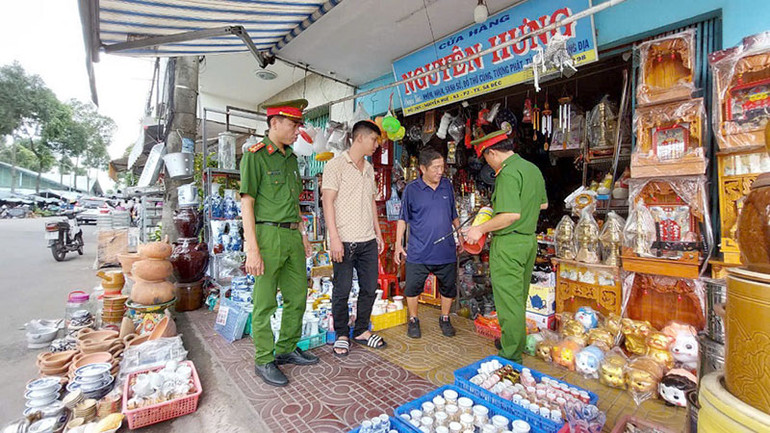 Công an thành phố Sa Đéc thường xuyên kiểm tra, hướng dẫn cho các Tổ liên gia an toàn phòng cháy, chữa cháy. (Ảnh: Công an cung cấp)