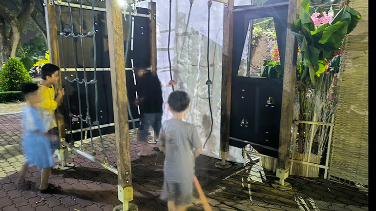 Trò chơi thoát hiểm của các bé bị rào một phần để dựng tiểu cảnh.