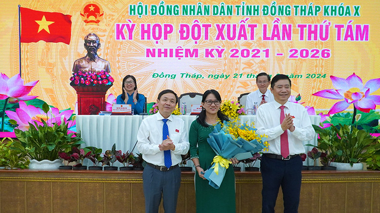 Phó Bí thư Thường trực Tỉnh ủy, Chủ tịch Hội đồng nhân dân tỉnh Đồng Tháp Phan Văn Thắng; Chủ tịch Ủy ban nhân dân tỉnh Đồng Tháp Phạm Thiện Nghĩa tặng hoa chúc mừng bà Nguyễn Lâm Thanh Thủy.
