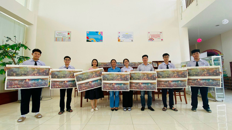 Trưởng Văn phòng đại diện Báo Nhân Dân tại Đồng Tháp và Giám đốc Thư viện Tỉnh Đồng Tháp trao tặng tranh đến bạn đọc.