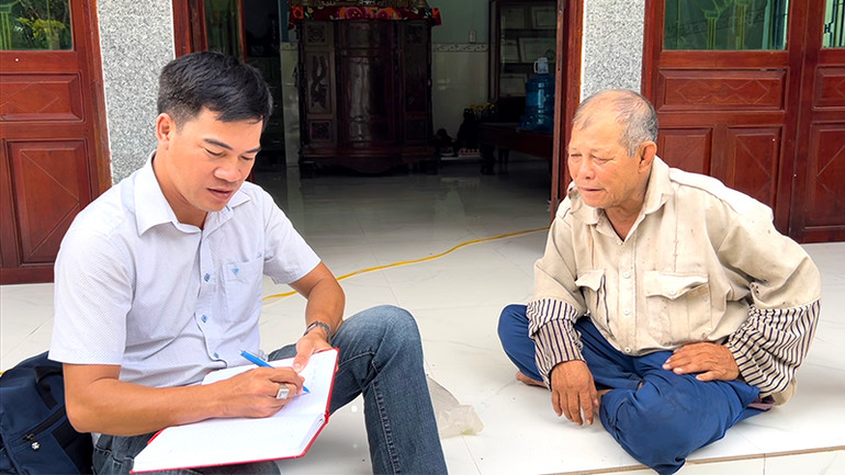 Ông Dương Văn Dũng, ngụ ấp Tân Trong, xã Tân Mỹ phản ánh đến phóng viên Báo Nhân Dân về việc rác chậm được thu gom.