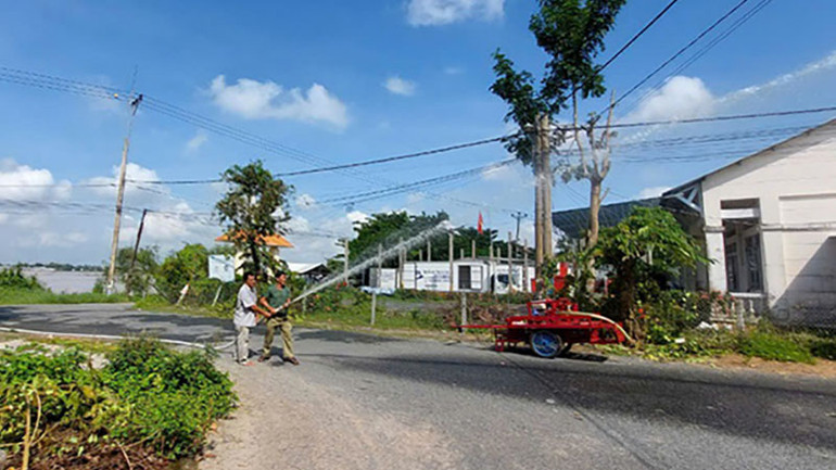 Tổ liên gia an toàn phòng cháy, chữa cháy ấp Bình Tân, xã Bình Thạnh, huyện Cao Lãnh vận hành máy bơm chữa cháy tự trang bị. (Ảnh: Công an cung cấp)