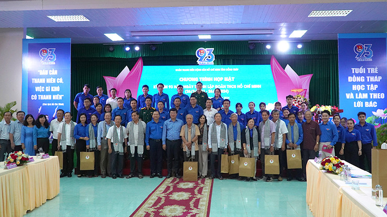 Các đại biểu chụp ảnh lưu niệm. Ảnh: HỮU NGHĨA Các đại biểu chụp ảnh lưu niệm. Ảnh: HỮU NGHĨA