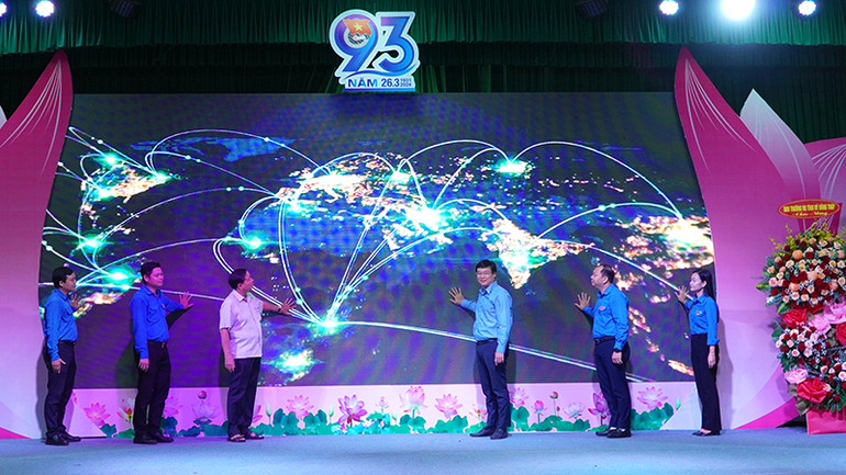 Dịp này, đại biểu ấn nút công bố Bản đồ số tình nguyện của Tuổi trẻ Đất sen hồng. (Ảnh: HỮU NGHĨA) Dịp này, đại biểu ấn nút công bố Bản đồ số tình nguyện của Tuổi trẻ Đất sen hồng. (Ảnh: HỮU NGHĨA)