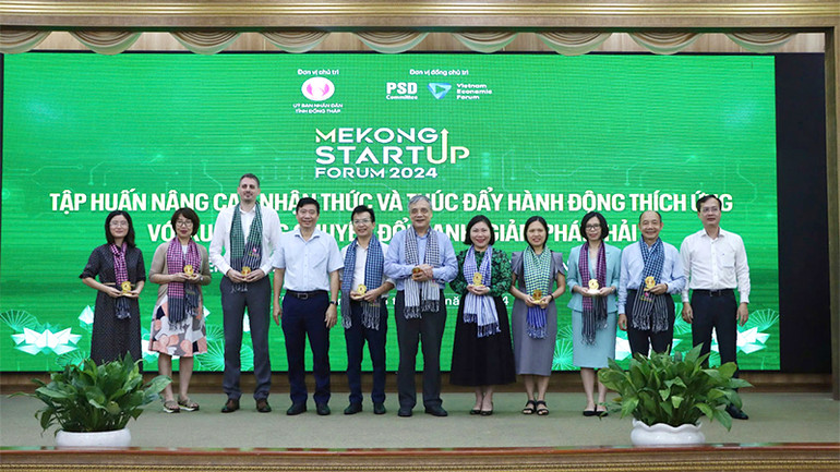 Lãnh đạo tỉnh Đồng Tháp và các đại biểu tại buổi tập huấn nâng cao nhận thức và thúc đẩy hành động thích ứng với xu hướng chuyển đổi xanh, giảm phát thải. (Ảnh: CTTĐT Đồng Tháp)