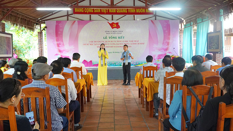 Biểu diễn tiết mục ca cổ đạt giải cuộc thi. (Ảnh: HỮU NGHĨA)