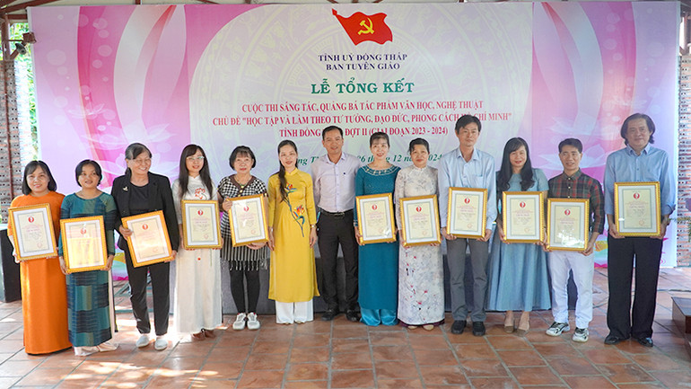 Trao giải cho các tác giả tại buổi lễ tổng kết. (Ảnh: HỮU NGHĨA)