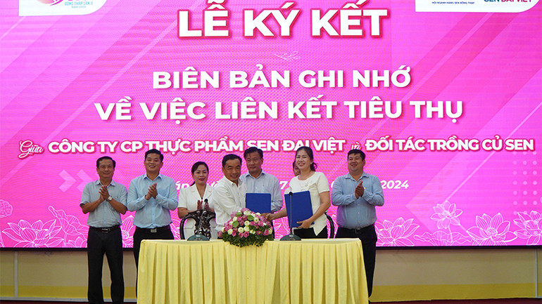 Doanh nghiệp ký hợp tác với hộ dân trồng sen lấy củ, trước sự chứng kiến của Phó Chủ tịch Ủy ban nhân dân tỉnh Đồng Tháp Nguyễn Phước Thiện và lãnh đạo các sở, ngành, địa phương.