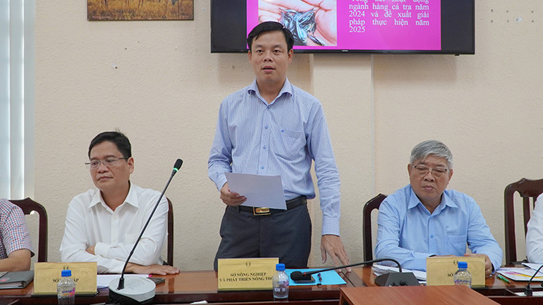 Phó Giám đốc Sở Nông nghiệp và Phát triển nông thôn tỉnh Đồng Tháp Huỳnh Tất Đạt thông tin về Ngày hội Cá tra. (Ảnh: HỮU NGHĨA)