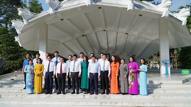 Đại biểu chụp ảnh lưu niệm tại Khu di tích Nguyễn Sinh Sắc. (Ảnh: HỮU NGHĨA) Đại biểu chụp ảnh lưu niệm tại Khu di tích Nguyễn Sinh Sắc. (Ảnh: HỮU NGHĨA)