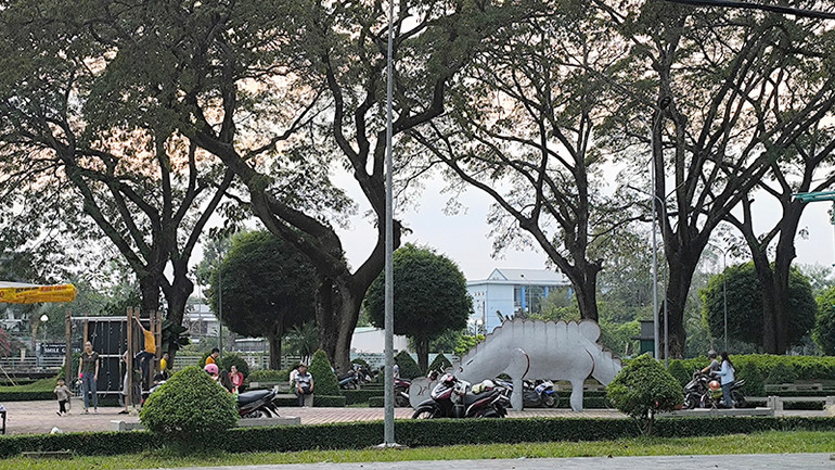 Việc tháo dỡ các tiểu cảnh hoàn tất, các cháu thiếu nhi đã được trả lại không gian vui chơi tại công viên. (Ảnh chụp lúc 18 giờ)