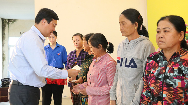 Bí thư Tỉnh ủy Đồng Tháp Lê Quốc Phong trao quà Tết tặng bà con có hoàn cảnh khó khăn tại Đồng Tháp.