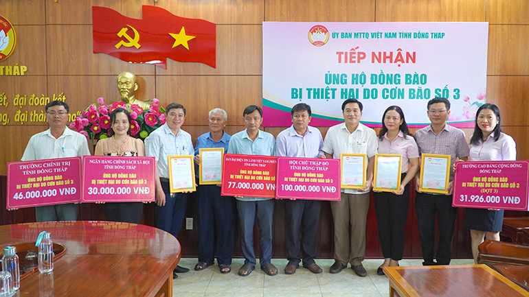 Lãnh đạo Ủy ban Mặt trận Tổ quốc Việt Nam tỉnh Đồng Tháp tiếp nhận số tiền ủng hộ và trao thư cảm ơn các tổ chức, cơ quan, doanh nghiệp. (Ảnh: HỮU NGHĨA)