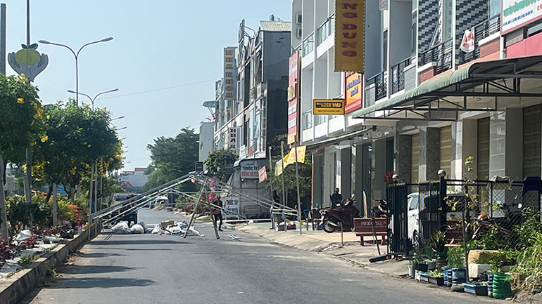 Rạp cưới được che từ ngày 22/3. Ảnh: HỮU NGHĨA