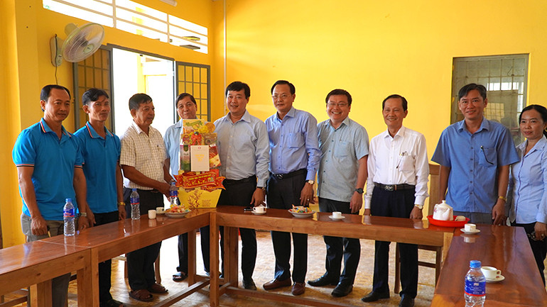 Bí thư Tỉnh ủy Đồng Tháp Lê Quốc Phong đến thăm hỏi và tặng quà Hội quán Cá chình-Lươn. (Ảnh: HỮU NGHĨA)