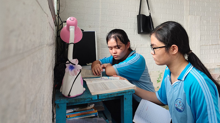 Em Hồ Lê Quế Anh và em Hồ Lê Trâm Anh (lớp 9) tại nhà công vụ của giáo viên.