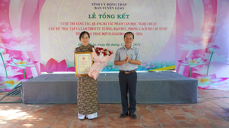 Trao giải A giải quảng bá các tác phẩm văn học, nghệ thuật cho tập thể Đài Phát thanh và Truyền hình Đồng Tháp. (Ảnh: HỮU NGHĨA)