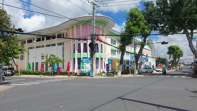 Hiện trường xảy ra vụ va chạm và chống trả người thi hành công vụ. (Ảnh: Công an cung cấp)