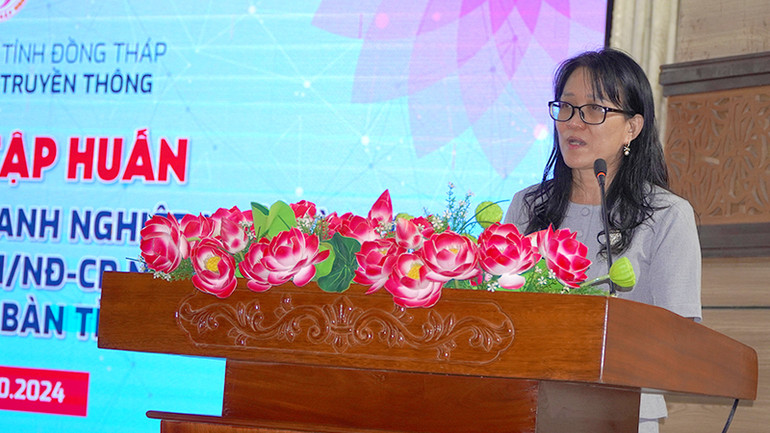 Giám đốc Sở Thông tin và Truyền thông tỉnh Đồng Tháp, Phó trưởng Ban Chỉ đạo Chuyển đổi số tỉnh Đồng Tháp Nguyễn Lâm Thanh Thủy phát biểu tại hội nghị. (Ảnh: HỮU NGHĨA)