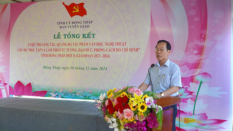 Phó Trưởng Ban Tuyên giáo Tỉnh ủy Đồng Tháp Đinh Văn Năm phát biểu tại lễ tổng kết. (Ảnh: HỮU NGHĨA)