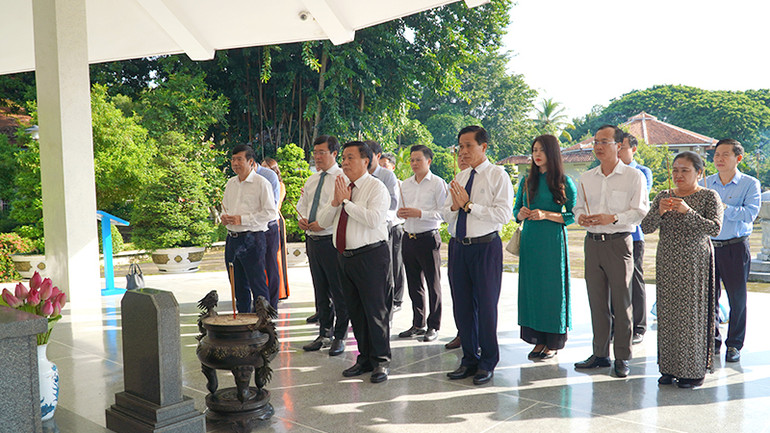 Đồng chí Nguyễn Xuân Thắng cùng các đồng chí lãnh đạo Trung ương và địa phương thắp hương viếng cụ Phó bảng Nguyễn Sinh Sắc. (Ảnh: HỮU NGHĨA) Đồng chí Nguyễn Xuân Thắng cùng các đồng chí lãnh đạo Trung ương và địa phương thắp hương viếng cụ Phó bảng Nguyễn Sinh Sắc. (Ảnh: HỮU NGHĨA)