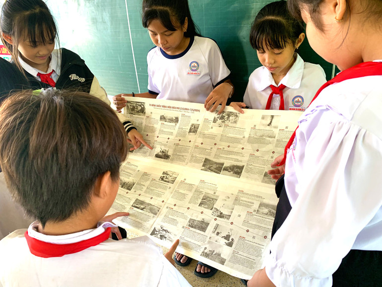 Các em còn thích thú với những thông tin phía sau mặt tranh.