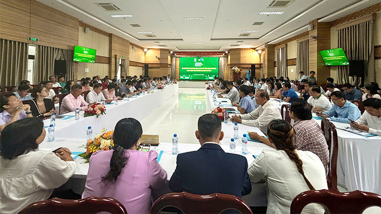 Quang cảnh buổi tập huấn nâng cao nhận thức và thúc đẩy hành động thích ứng với xu hướng chuyển đổi xanh, giảm phát thải. (Ảnh: HỮU NGHĨA)